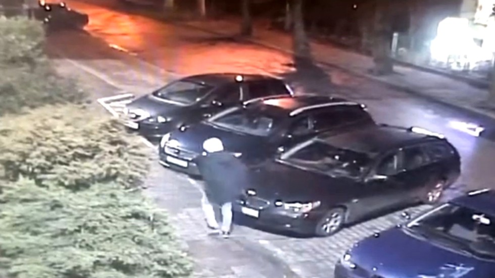 Nowy Dwór Gdański. Rzucił kamieniem w Komendę Policji i wybił szybę w drzwiach – nastoletni wandal w rękach funkcjonariuszy.