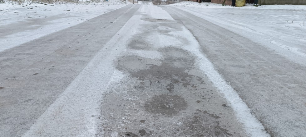 Bardzo trudne warunki drogowe – oblodzone jezdnie i chodniki, opóźnione autobusy i pociągi.