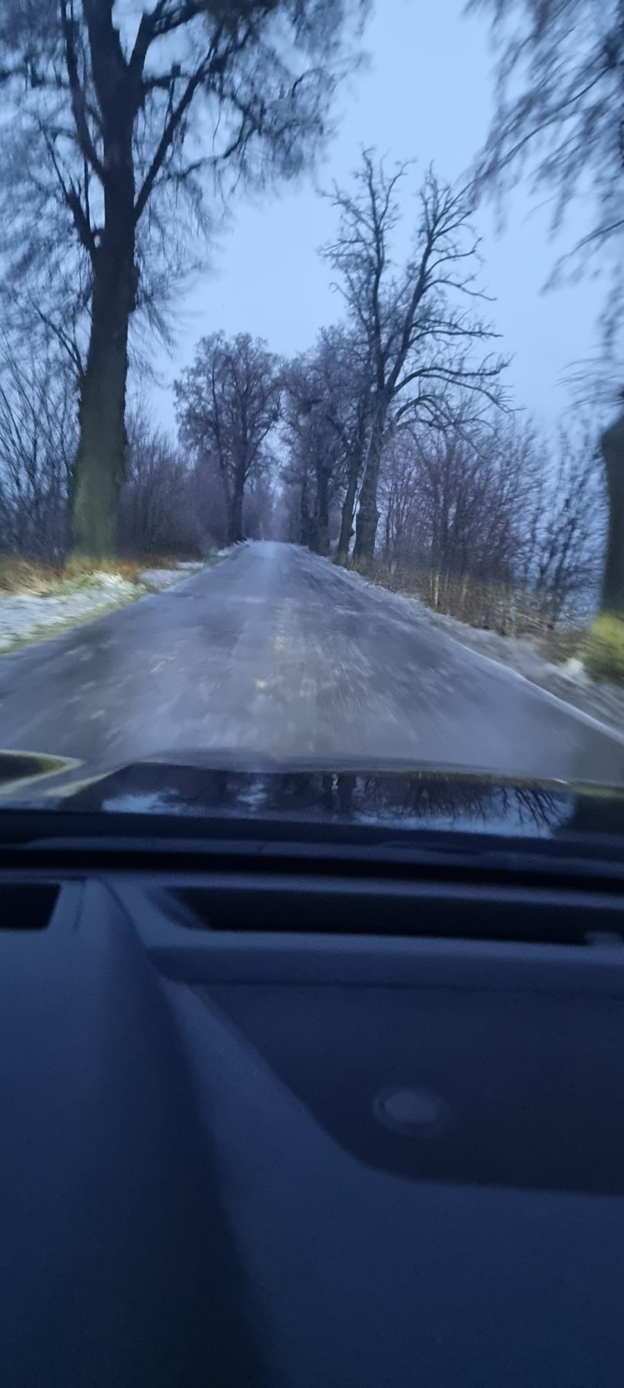 Bardzo trudne warunki drogowe – oblodzone jezdnie i chodniki, opóźnione autobusy i pociągi.