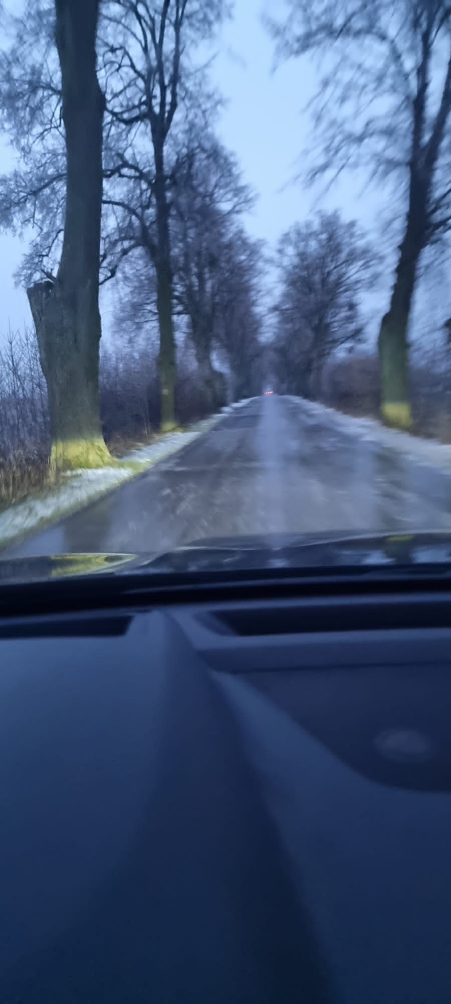 Bardzo trudne warunki drogowe – oblodzone jezdnie i chodniki, opóźnione autobusy i pociągi.