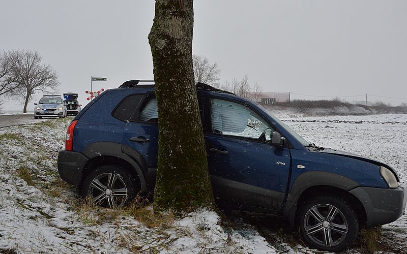 Gmina Nowy Staw. Auto wpadło w poślizg i uderzyło w drzewo - kobieta trafiła do szpitala.