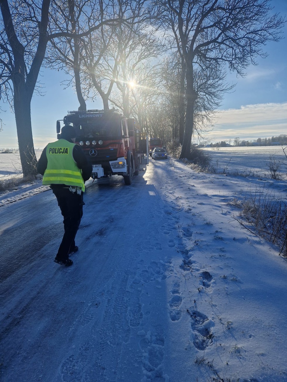 Gmina Lichnowy. Ciężarówką w drzewo – kierowca zabrany do szpitala Lotniczym Pogotowiem Ratunkowym.