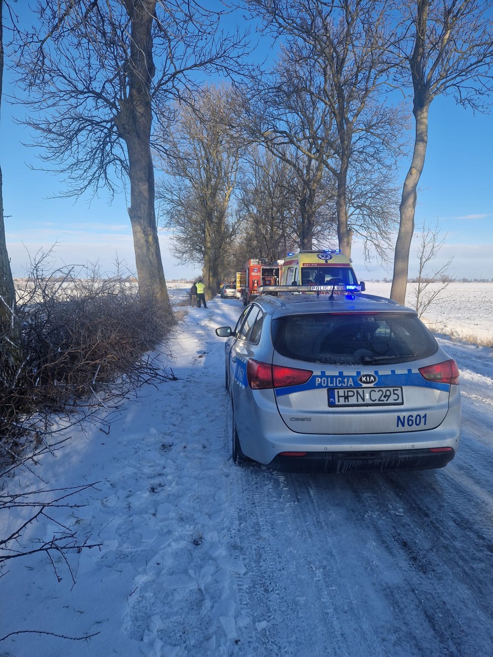 Gmina Lichnowy. Ciężarówką w drzewo – kierowca zabrany do szpitala Lotniczym Pogotowiem Ratunkowym.