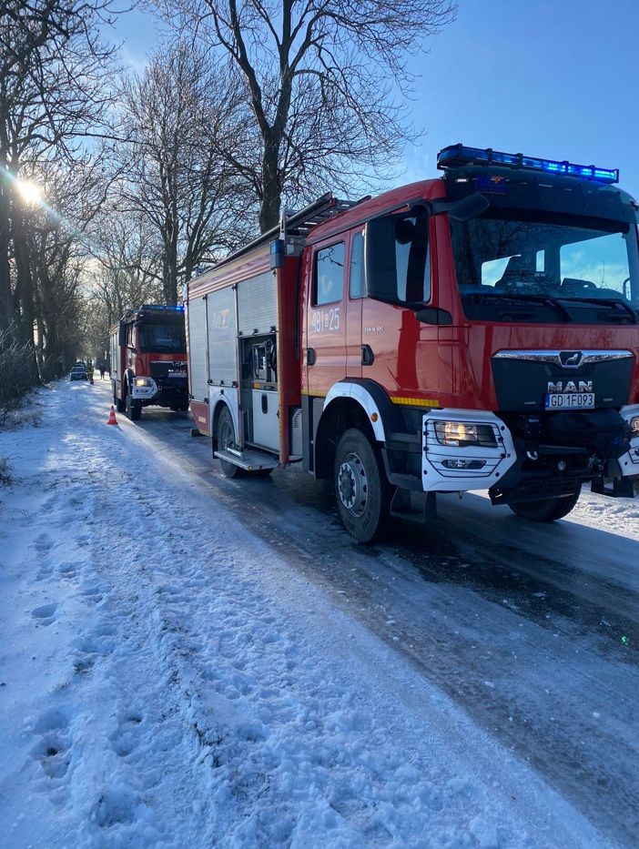 Gmina Lichnowy. Ciężarówką w drzewo – kierowca zabrany do szpitala Lotniczym Pogotowiem Ratunkowym.