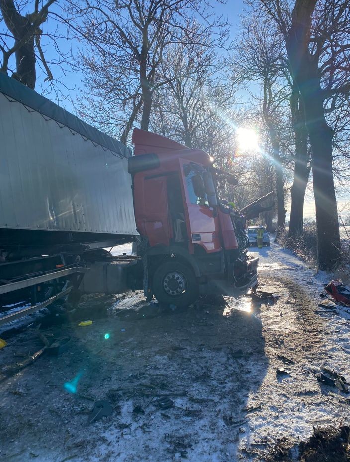 Gmina Lichnowy. Ciężarówką w drzewo – kierowca zabrany do szpitala Lotniczym Pogotowiem Ratunkowym.
