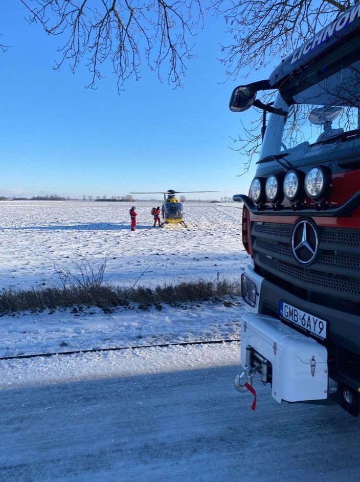 Gmina Lichnowy. Ciężarówką w drzewo – kierowca zabrany do szpitala Lotniczym Pogotowiem Ratunkowym.