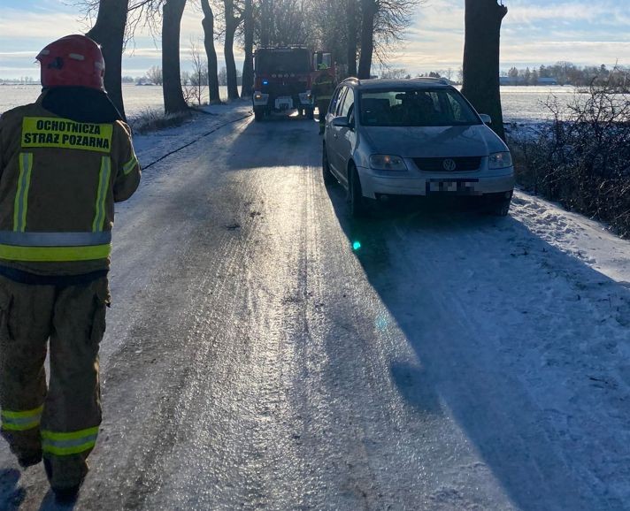 Gmina Lichnowy. Ciężarówką w drzewo – kierowca zabrany do szpitala Lotniczym Pogotowiem Ratunkowym.