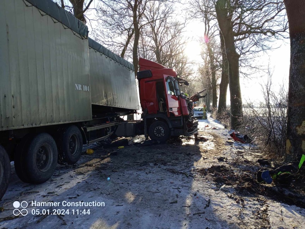 Gmina Lichnowy. Ciężarówką w drzewo – kierowca zabrany do szpitala Lotniczym Pogotowiem Ratunkowym.
