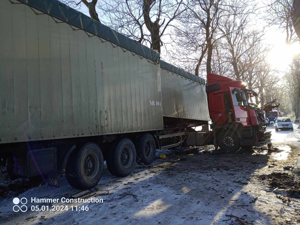Gmina Lichnowy. Ciężarówką w drzewo – kierowca zabrany do szpitala Lotniczym Pogotowiem Ratunkowym.