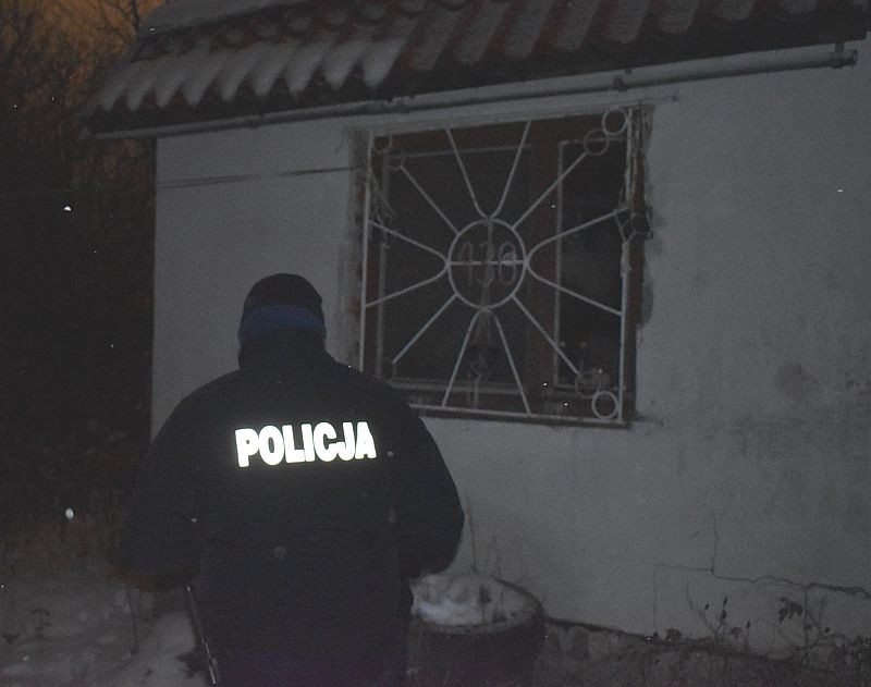 Malbork. Policjanci apelują - nie bądźmy obojętni na los bezdomnych, reagujmy!