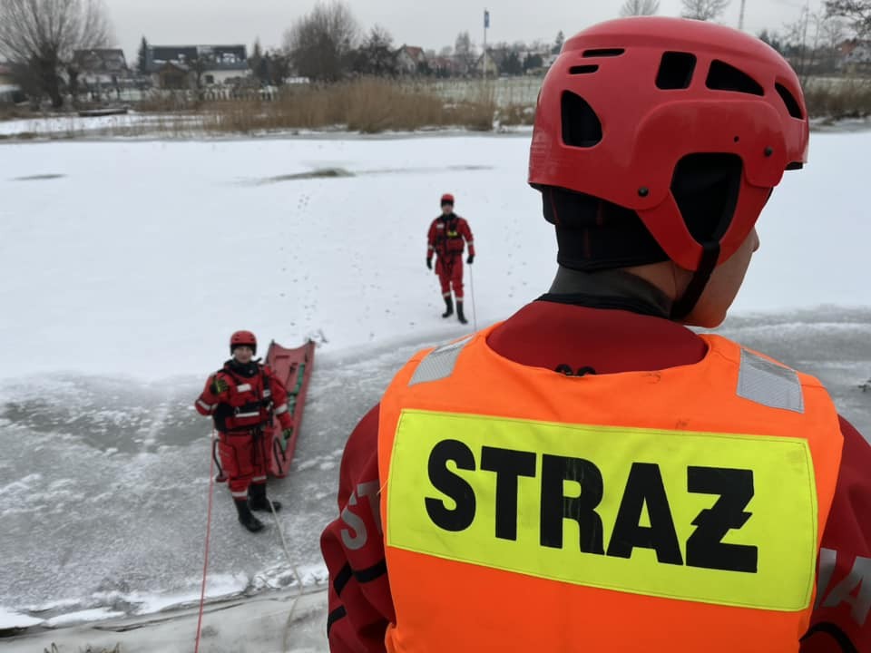 Nowy Dwór Gdański. Ćwiczenia strażackie z zakresu ratownictwa lodowego.