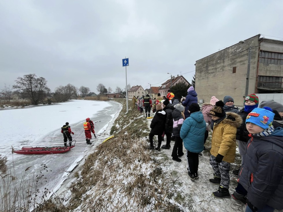Nowy Dwór Gdański. Ćwiczenia strażackie z zakresu ratownictwa lodowego.