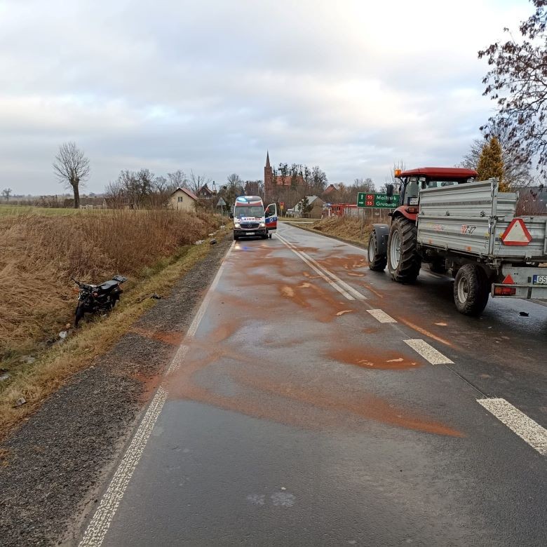 Powiat sztumski. Pijany kierowca skutera uderzył w ciągnik przewożący śmieci – LPR przetransportował go do szpitala.