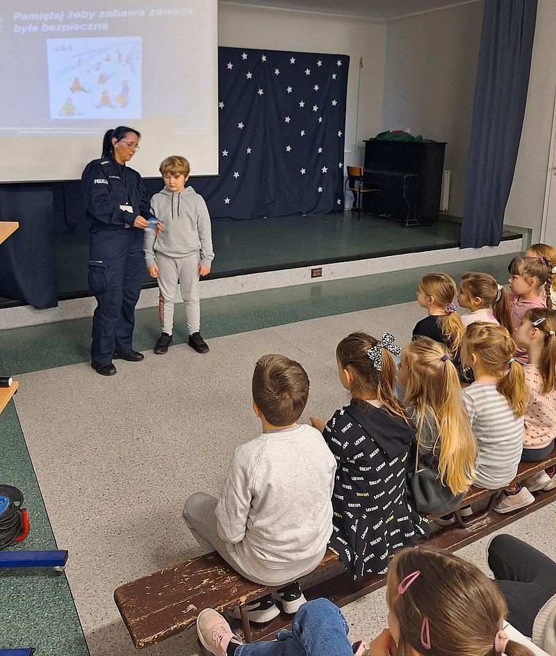 Malbork. Bezpieczeństwo podczas ferii zimowych – spotkanie policjantów z uczniami.
