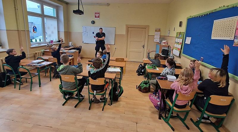 Malbork. Bezpieczeństwo podczas ferii zimowych – spotkanie policjantów z uczniami.