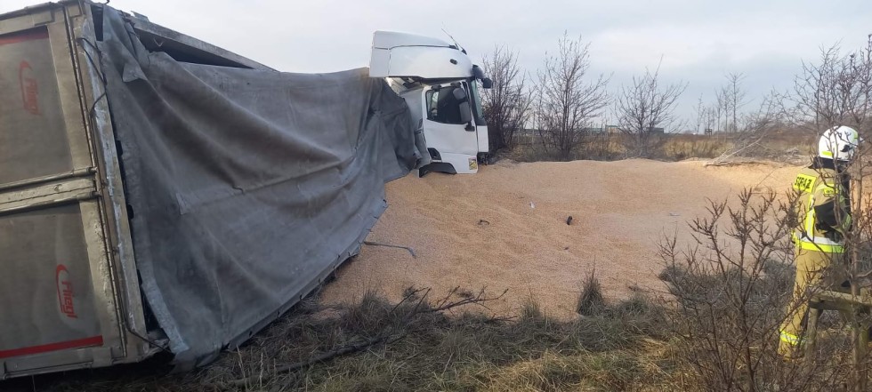 S7. Ciężarówka zjechała do przydrożnego rowu – jedna osoba poszkodowana. Utrudnienia w ruchu.