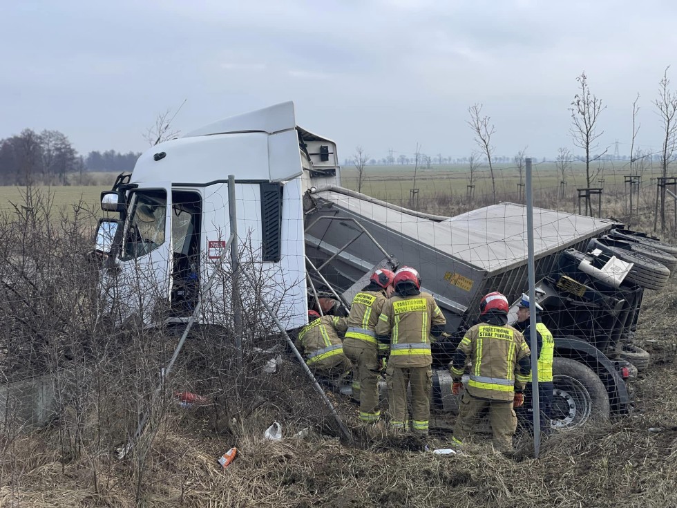S7. Ciężarówka zjechała do przydrożnego rowu – jedna osoba poszkodowana. Utrudnienia w ruchu.
