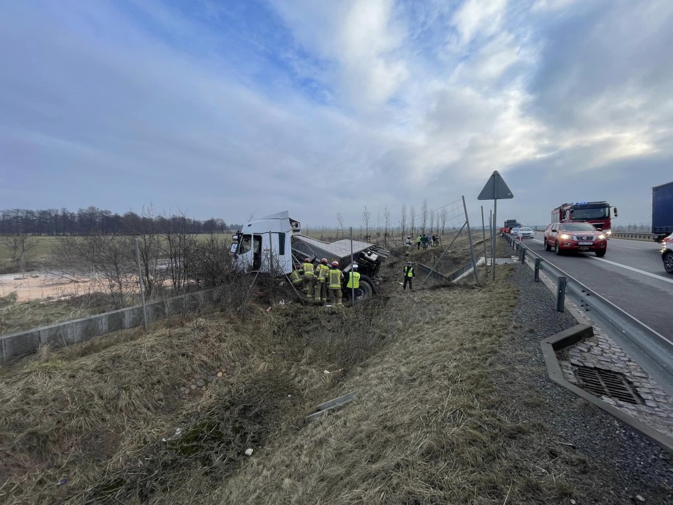 S7. Ciężarówka zjechała do przydrożnego rowu – jedna osoba poszkodowana. Utrudnienia w ruchu.