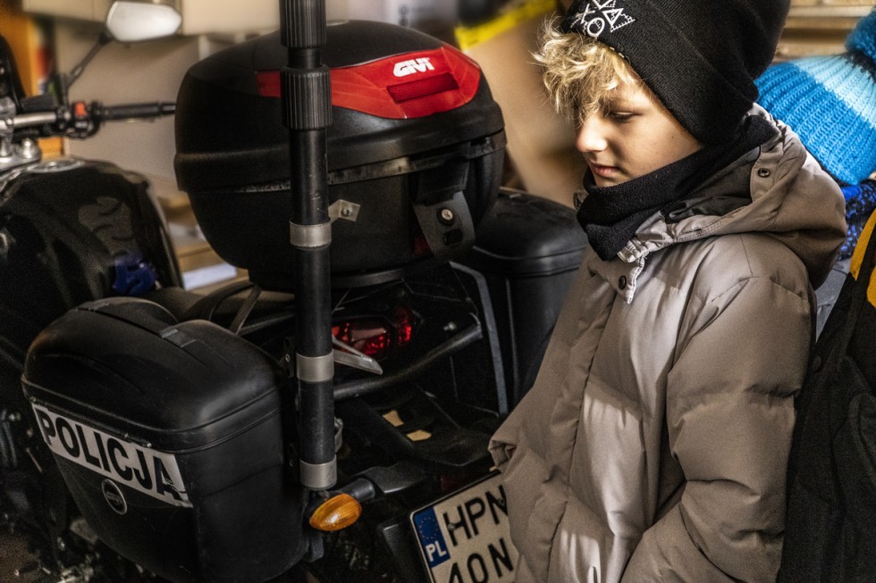Nowy Dwór Gdański. Młodzieżowa Drużyna Pożarnicza z wizytą u policjantów.