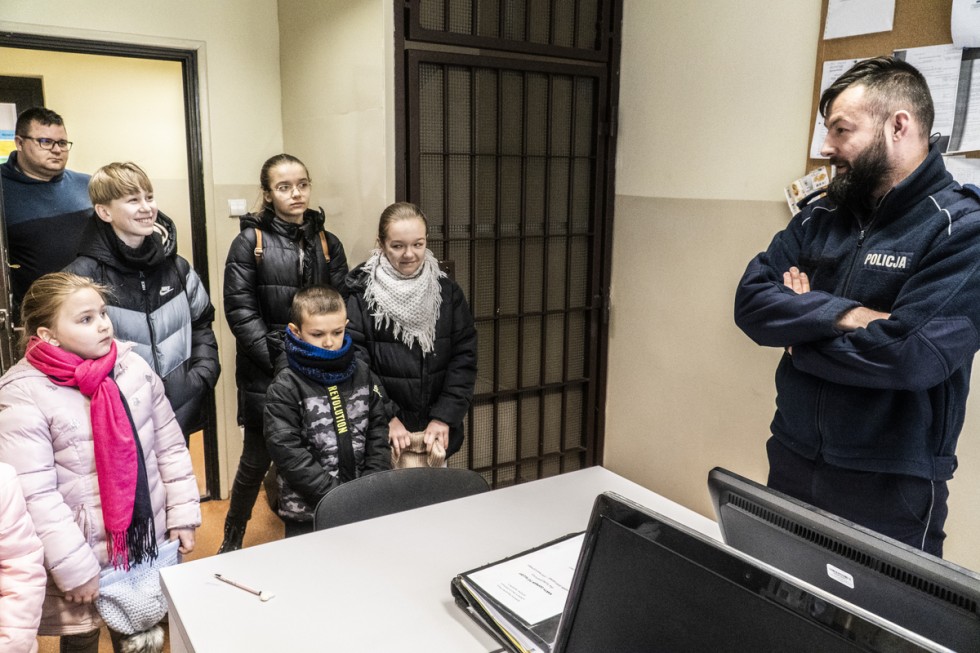 Nowy Dwór Gdański. Młodzieżowa Drużyna Pożarnicza z wizytą u policjantów.