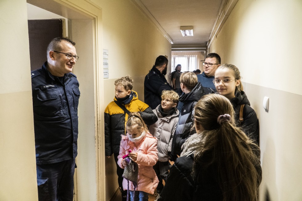 Nowy Dwór Gdański. Młodzieżowa Drużyna Pożarnicza z wizytą u policjantów.