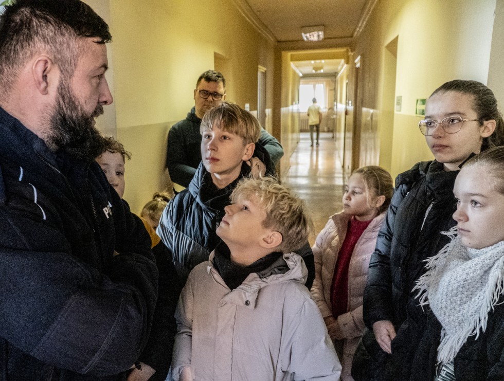 Nowy Dwór Gdański. Młodzieżowa Drużyna Pożarnicza z wizytą u policjantów.