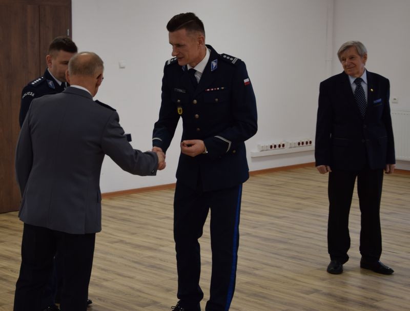 Malbork. Pożegnanie z policyjnym mundurem – asp. szt. Wojciech Tołkacz przeszedł na emeryturę.