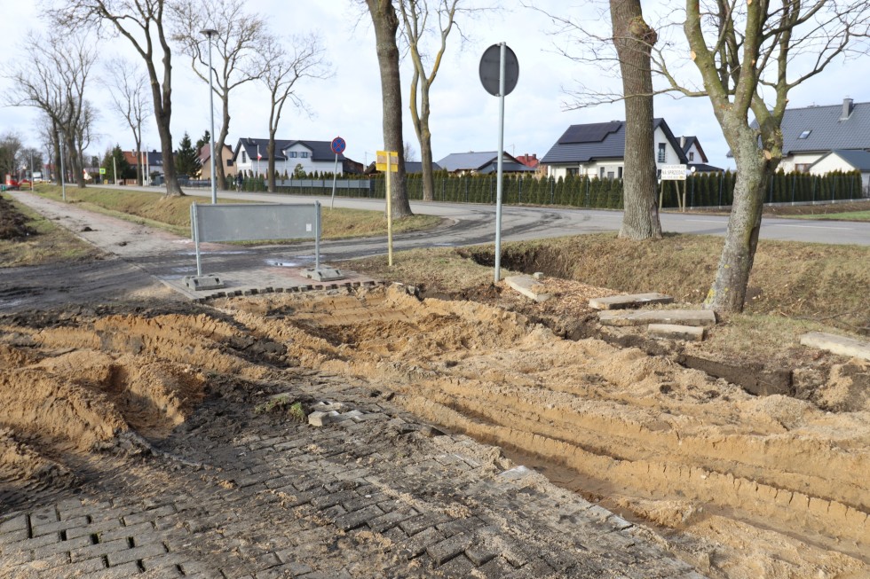 Nowy Staw. Trwa remont ścieżki pieszo-rowerowej na ul. Obrońców Westerplatte.