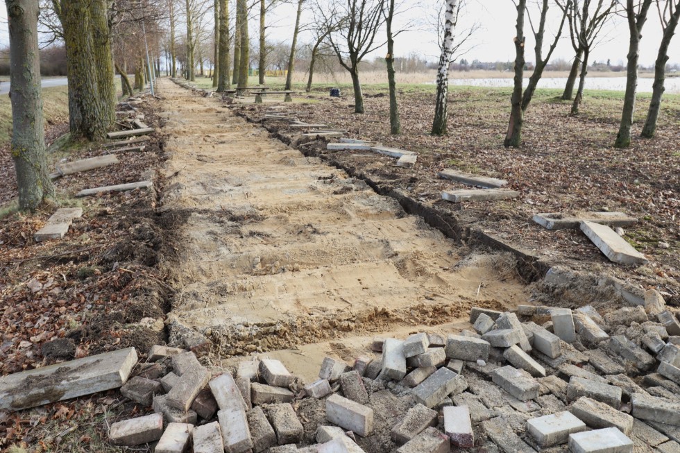 Nowy Staw. Trwa remont ścieżki pieszo-rowerowej na ul. Obrońców Westerplatte.