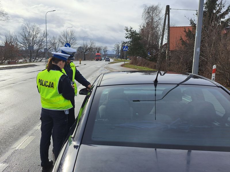 Malbork. Policjanci rozdawali apteczki samochodowe dla kierowców w ramach akcji Bezpieczna droga na ferie.