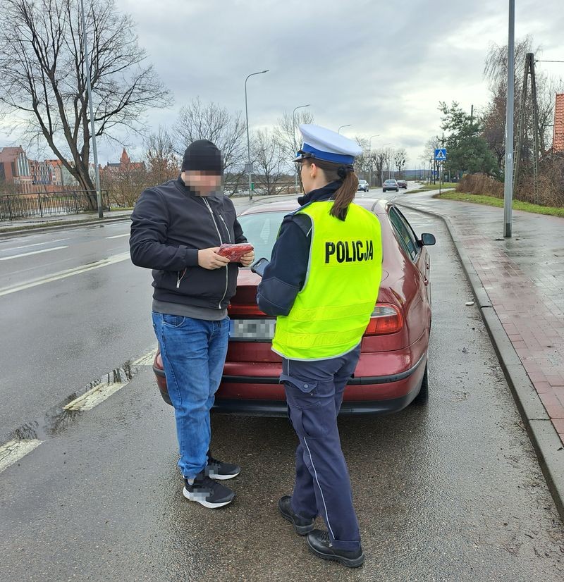 Malbork. Policjanci rozdawali apteczki samochodowe dla kierowców w ramach akcji Bezpieczna droga na ferie.