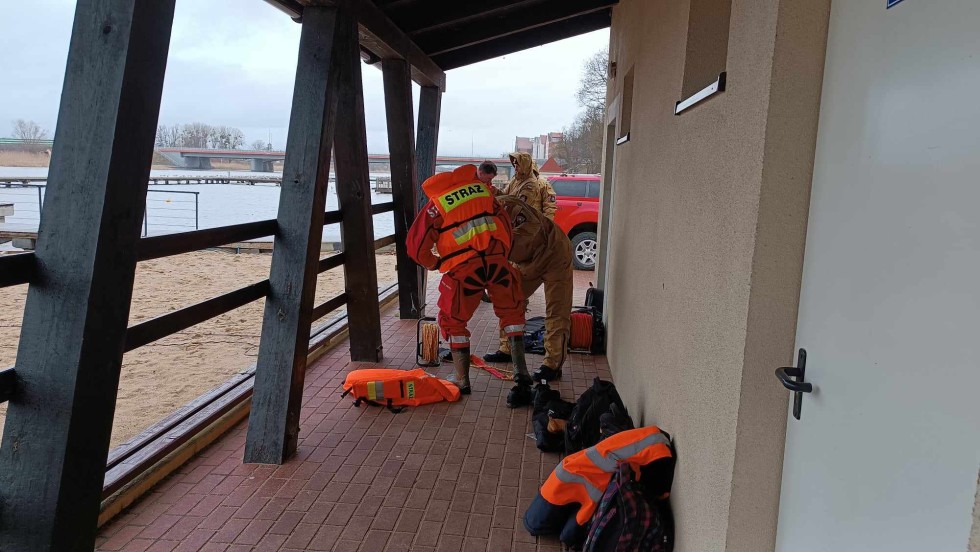 Malbork. Strażacy ćwiczyli na rzece Nogat. Wideo i zdjęcia