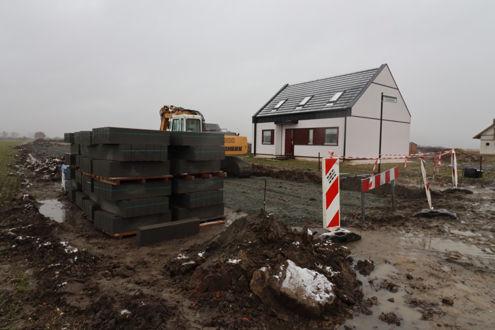 Nowy Staw. Trwa budowa drogi gminnej – ul. Wierzbowa zmienia oblicze.