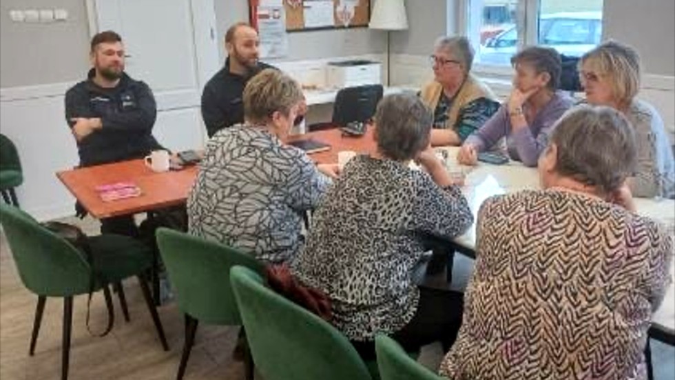 Powiat sztumski. Cyberprzestępstwo tematem rozmów policjantów z seniorami.
