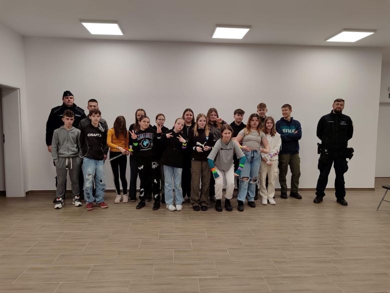 Powiat sztumski. Policjanci z młodzieżą rozmawiali o hejcie i mowie nienawiści w internecie.