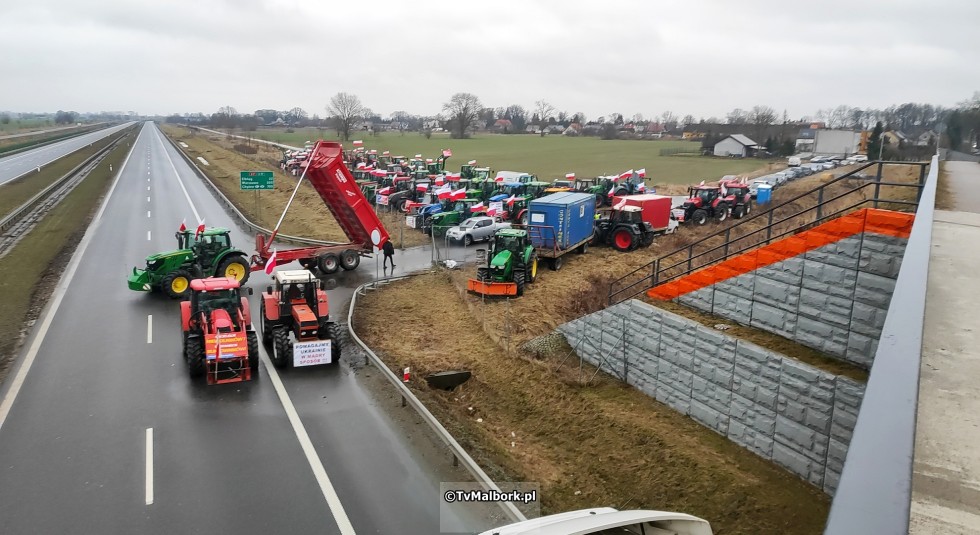 Blokada S7 w Kmiecinie – policjanci informują o objazdach. Zobacz wideo z 21.02.2024