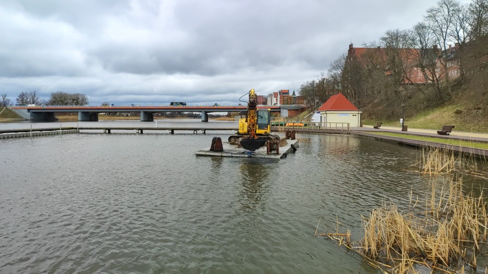 Malbork. Trwa oczyszczanie dna Nogatu na kąpielisku miejskim z Budżetu Obywatelskiego. Zobacz foto i wideo z drona TvMalbork