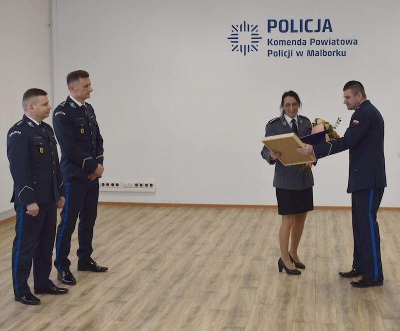 Malbork. Z policyjnym mundurem pożegnali się asp. szt. Sylwia Kowalewska i asp. szt. Witold Damaske.
