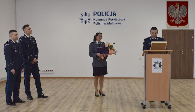 Malbork. Z policyjnym mundurem pożegnali się asp. szt. Sylwia Kowalewska i asp. szt. Witold Damaske.