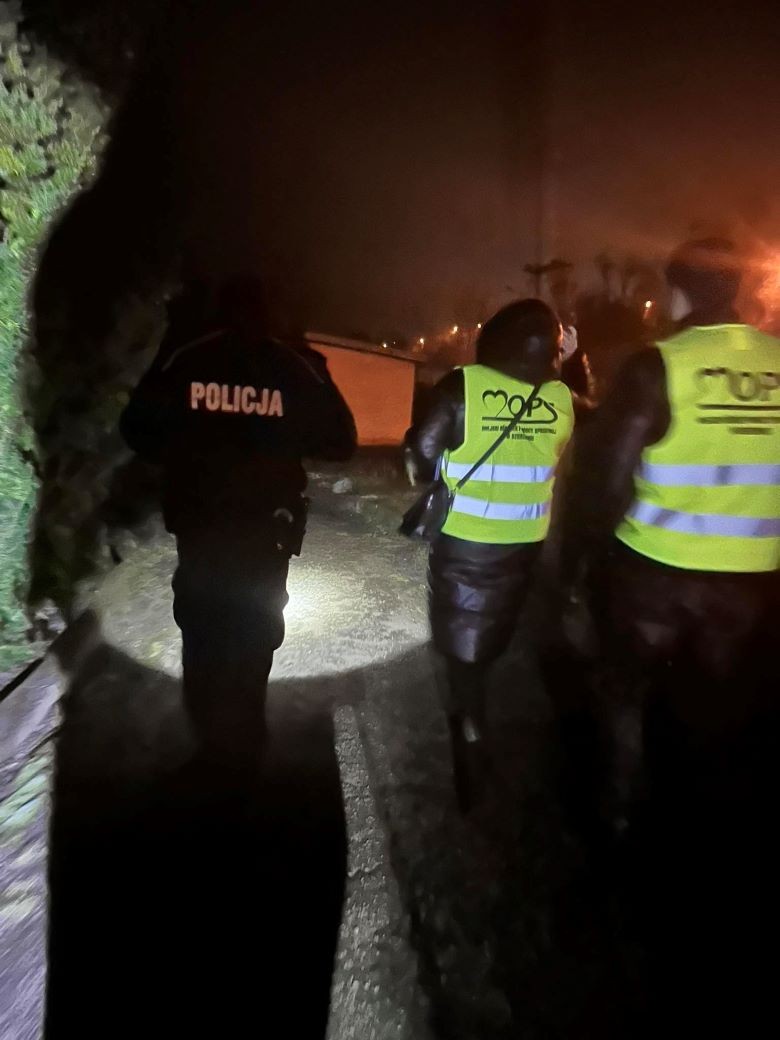 Powiat sztumski. Policjanci i MOPS wspierają osoby bezdomne.