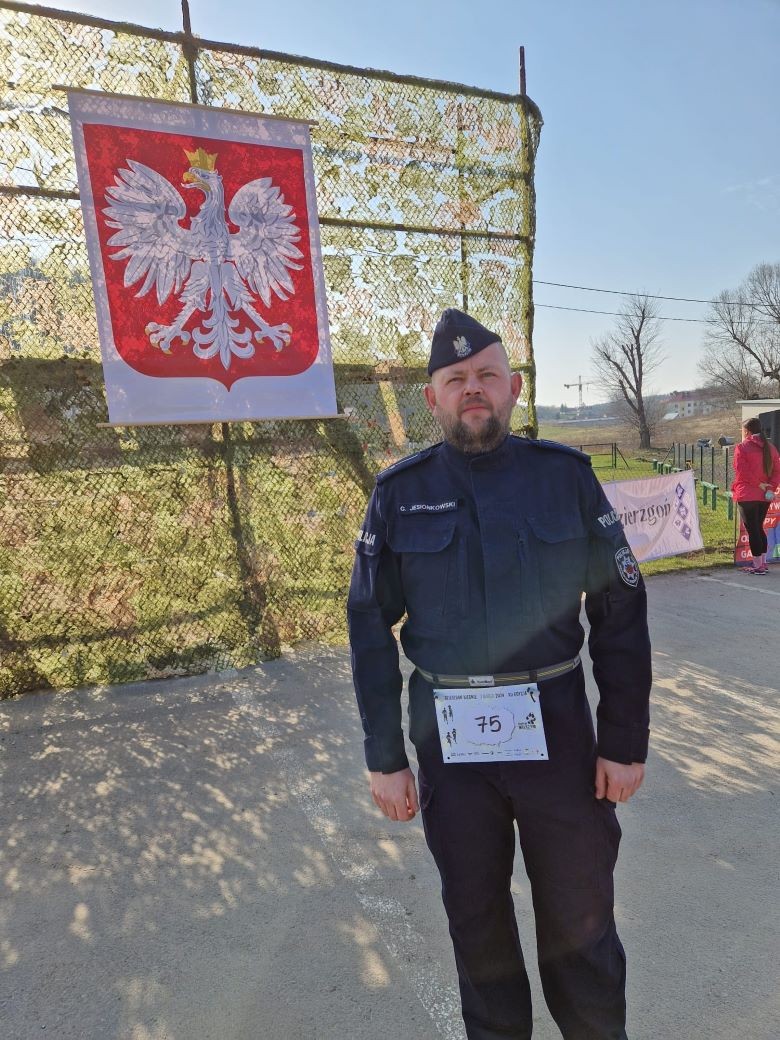 Dzierzgoń. Policjant sztumskiej drogówki w czołówce Biegu Tropem Wilczym.