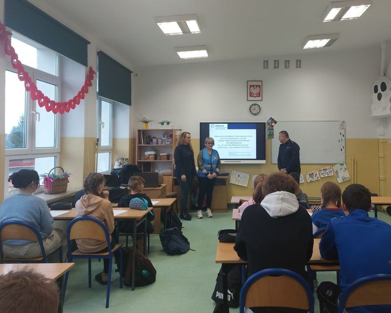 Miłoradz. Używki-nie przegraj życia. Spotkania policjantów z młodzieżą szkolną.