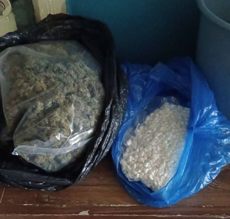 Malbork. W mieszkaniu mieli schowane prawie 2 kg narkotyków – grozi im do 10 lat więzienia.