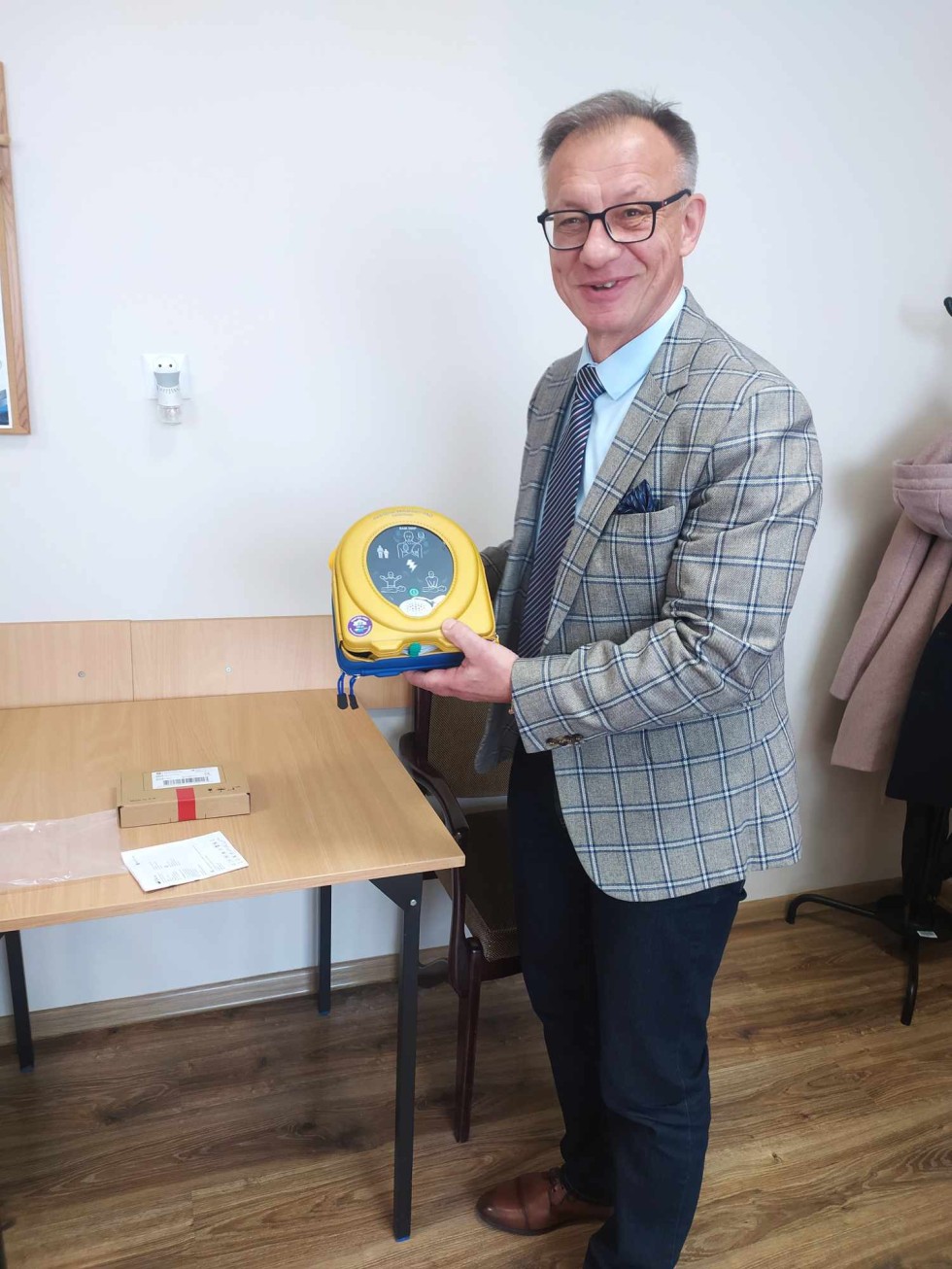 Nowy Dwór Gdański. Defibrylator AED dla Zespołu Szkół.
