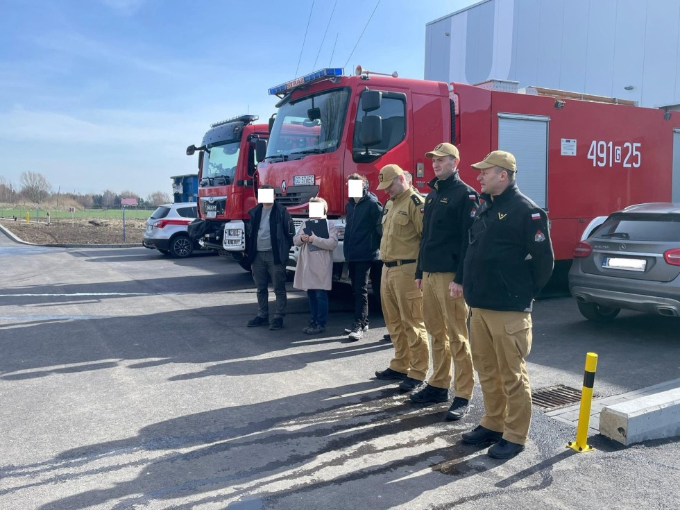 Powiat nowodworski. Pożar kontenera socjalnego - ćwiczenia strażaków na terenie zakładu produkcyjnego.