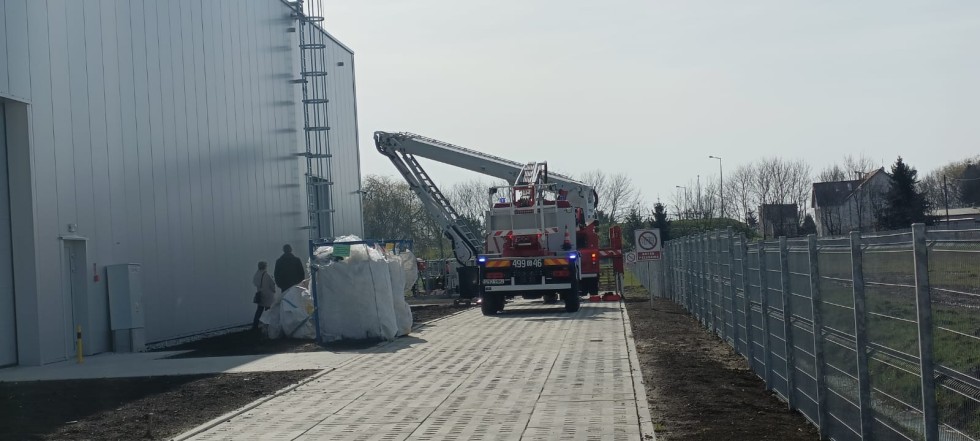 Powiat nowodworski. Pożar kontenera socjalnego - ćwiczenia strażaków na terenie zakładu produkcyjnego.