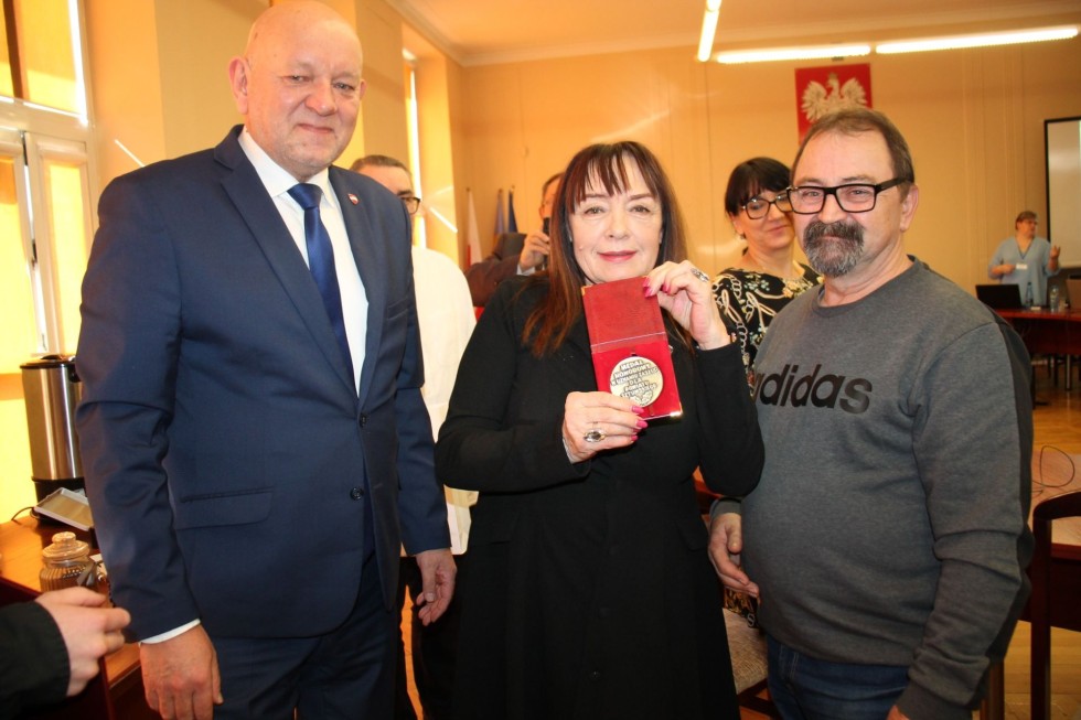 Sztum. Ostatnia sesja Rady Powiatu i medale dla zasłużonych.