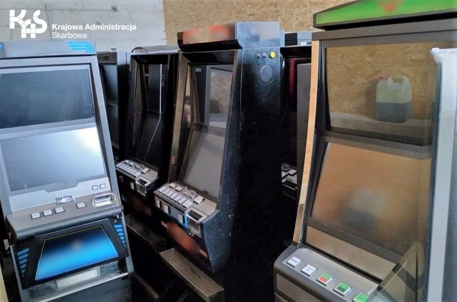 Uderzenie funkcjonariuszy KAS w magazyny z automatami w Elblągu