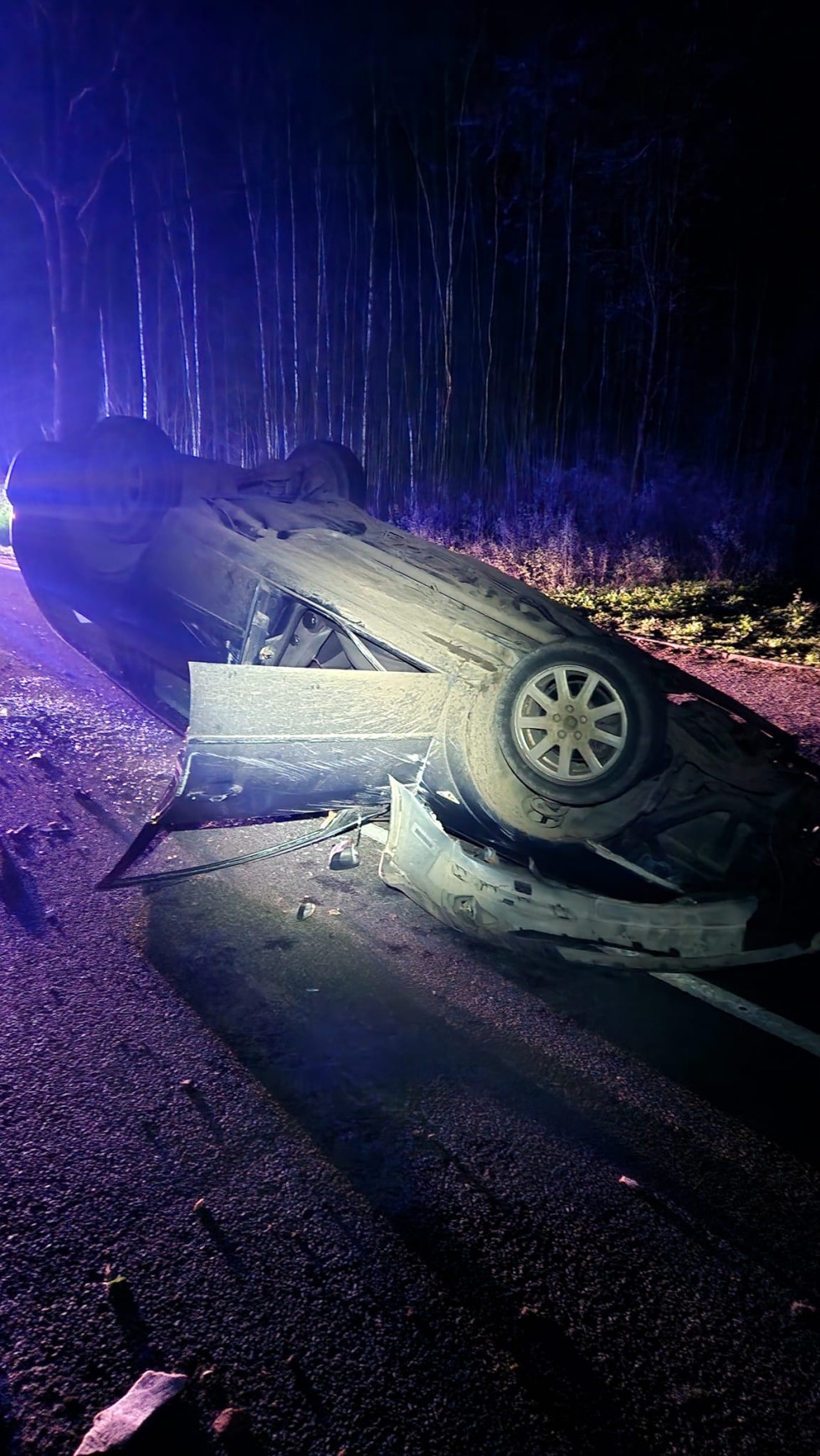 Powiat sztumski. Dachowanie na DW515 – kierowca zbiegł z miejsca zdarzenia.