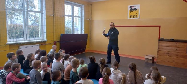 Powiat sztumski. Policjanci rozmawiali o bezpieczeństwie z najmłodszymi uczniami.